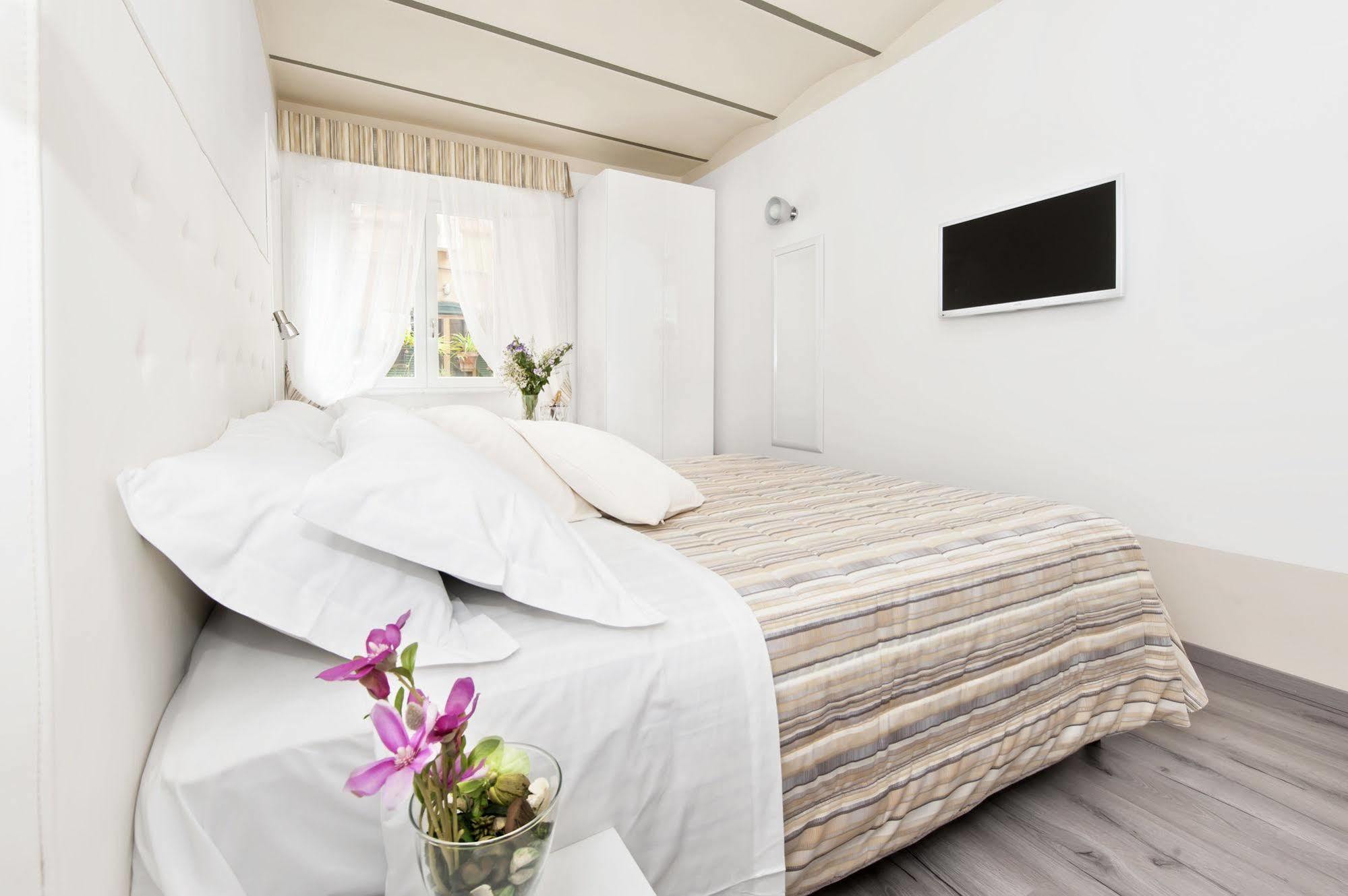 White Rooms Colosseo Rome Bagian luar foto