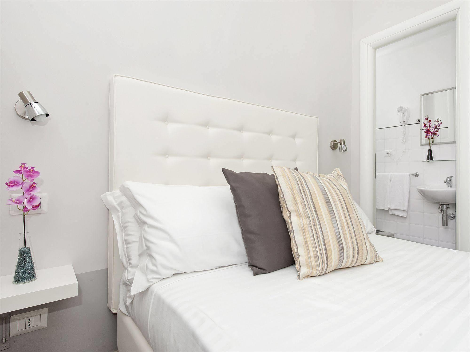 White Rooms Colosseo Rome Bagian luar foto