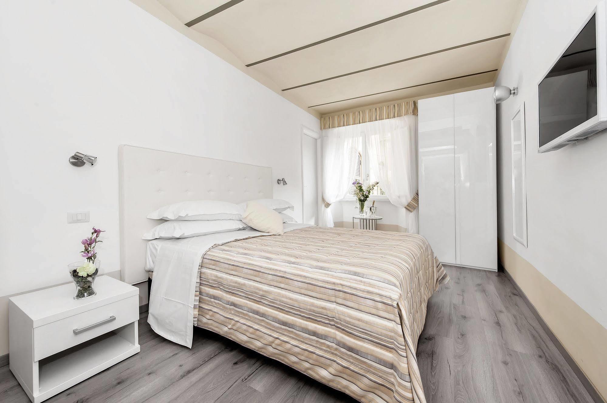 White Rooms Colosseo Rome Bagian luar foto