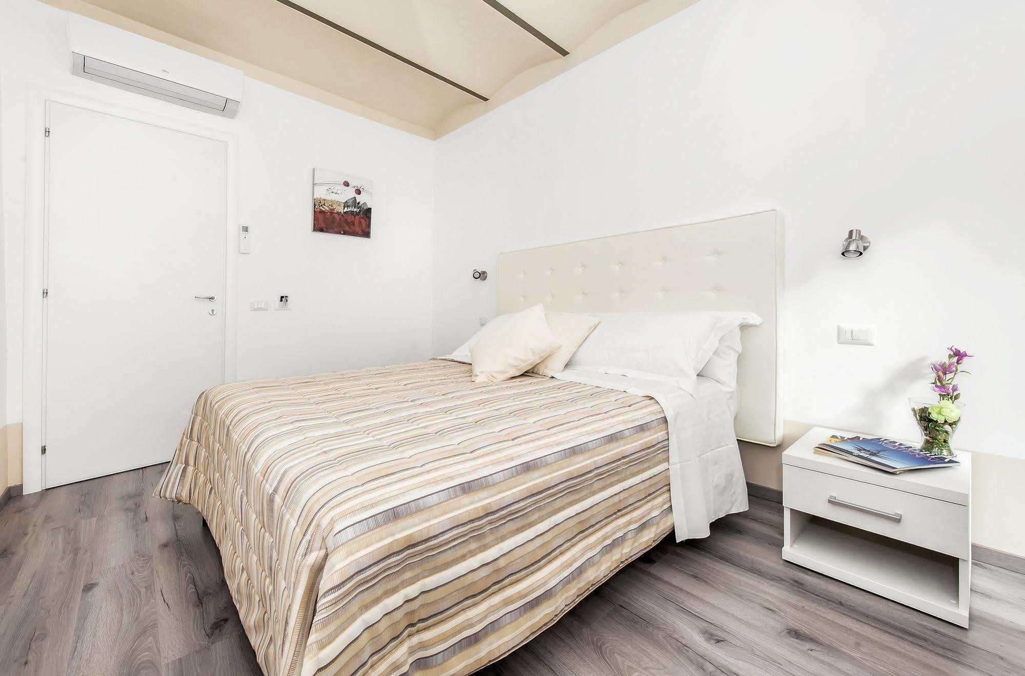 White Rooms Colosseo Rome Bagian luar foto